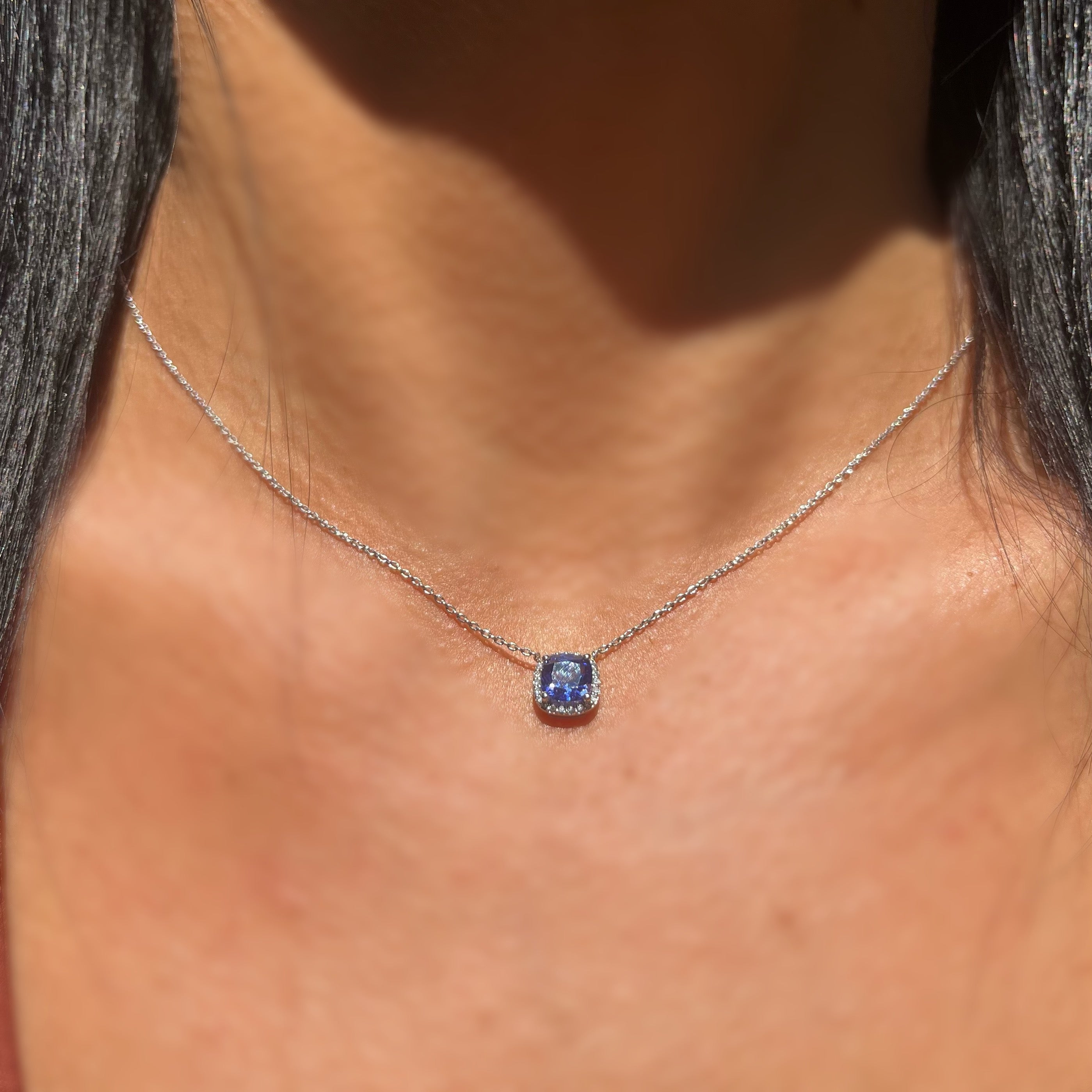 Колие бяло злато със висулка с танзанит и диаманти